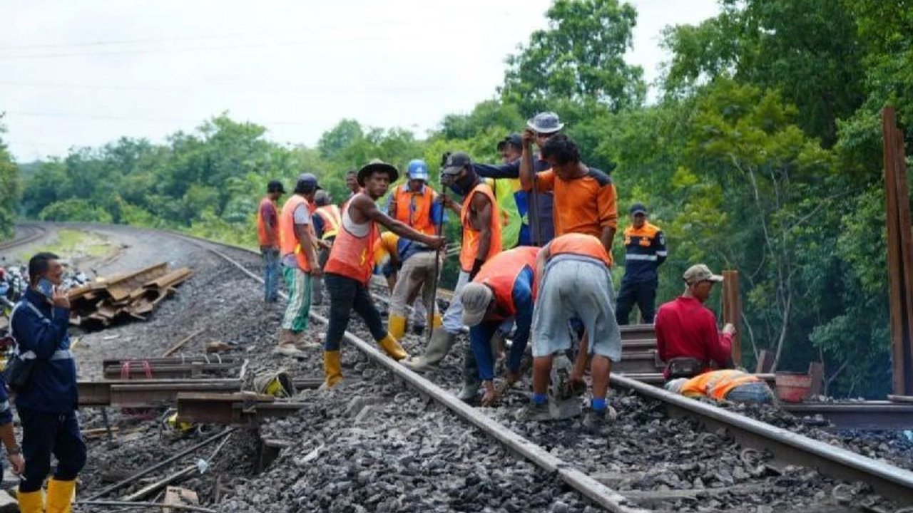 PT KAI Divre III Palembang menutup 20 perlintasan sebidang liar di 2024 demi keselamatan pengguna kereta api dan jalan raya, serta mengimbau masyarakat untuk tidak membukanya kembali.