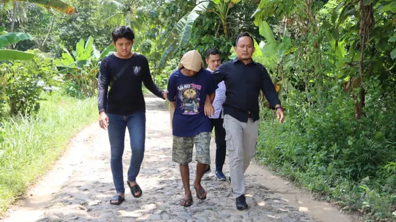 Dedih alias Dedi Areng (42), dukun palsu di Pringsewu, Lampung yang memperkosa pasiennya diringkus polisi. Foto : (Istimewa).