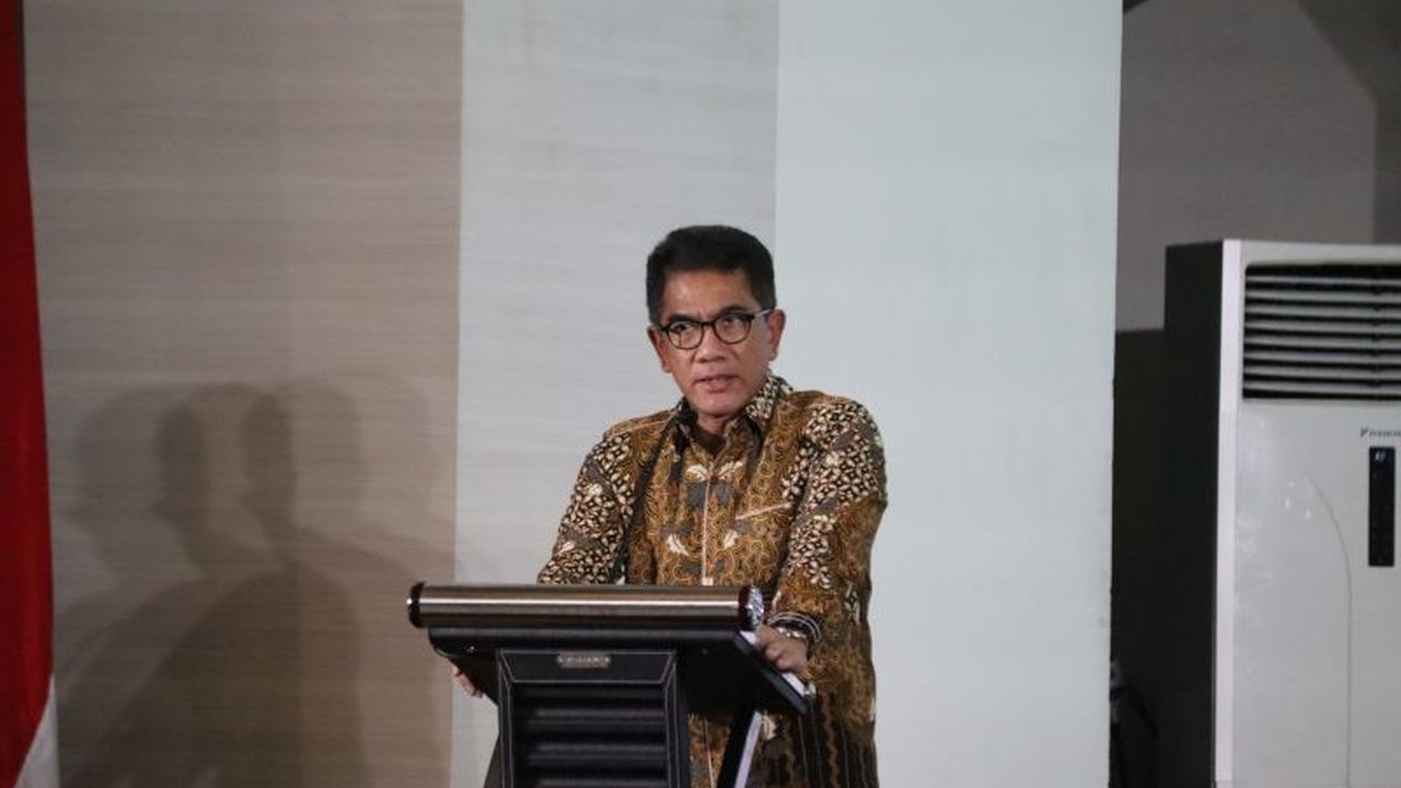 Direktur Utama TVRI, Iman Brotoseno, menegaskan tidak ada PHK ASN, melainkan hanya penghentian kerja sama dengan kontributor dan pemutusan hubungan kerja outsourcing sebagai bagian dari efisiensi anggaran pemerintah.