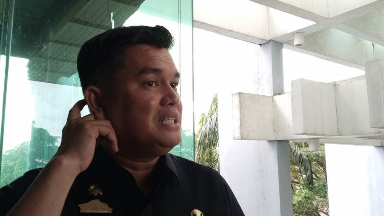 Dinas Lingkungan Hidup (DLH) Palembang meluncurkan program 'goes to school' yang menukar sampah plastik dengan tumbler di sekolah-sekolah, guna mengurangi sampah plastik dan mendorong kepedulian lingkungan di kalangan pelajar.