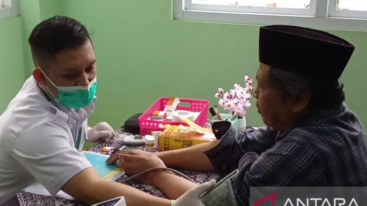 Program Cek Kesehatan Gratis (CKG) di Jawa Barat bertujuan untuk mendeteksi dini penyakit, sehingga dapat mengurangi biaya pengobatan BPJS Kesehatan dan meningkatkan kesehatan masyarakat.