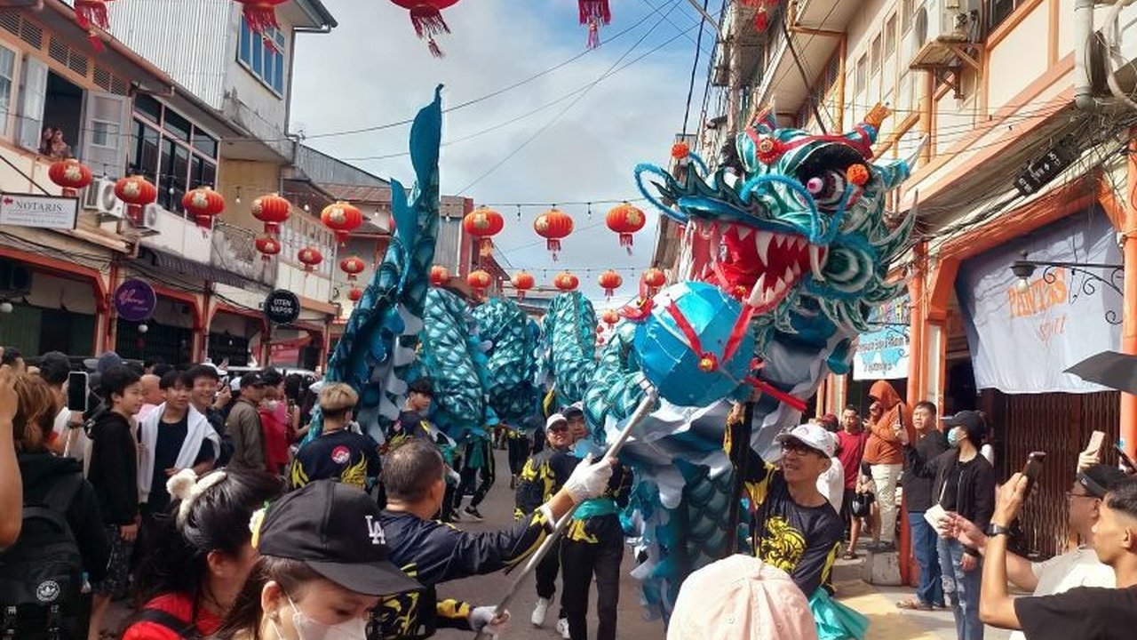 Festival Cap Go Meh Singkawang 2025 menargetkan kunjungan 50 ribu wisatawan mancanegara dan 600 ribu wisatawan domestik, didukung aksesibilitas yang lebih baik dan promosi gencar.