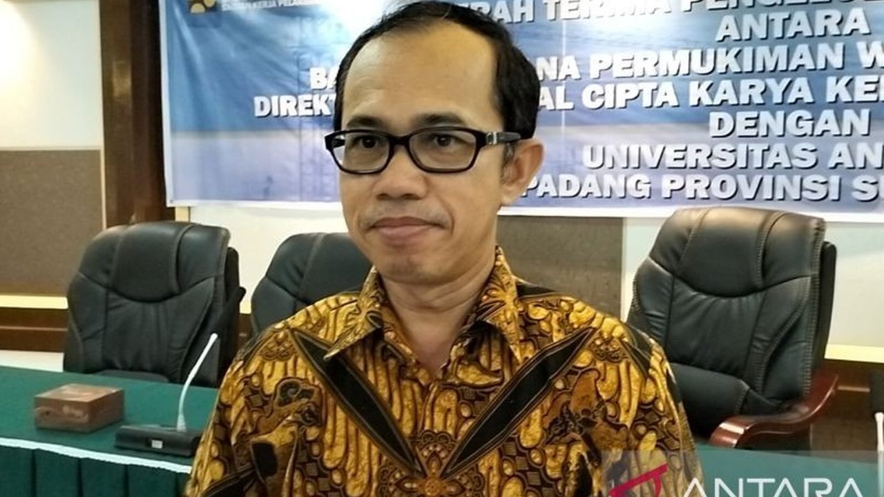 Ekonom memperingatkan efisiensi anggaran pemerintah berpotensi memperlambat pertumbuhan ekonomi Indonesia, meskipun kebijakan ini diharapkan meningkatkan kesejahteraan masyarakat.