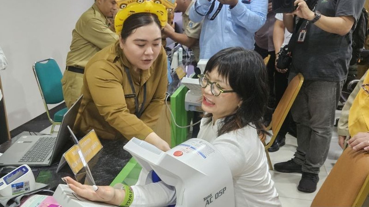 Pemerintah Indonesia meluncurkan program pemeriksaan kesehatan gratis untuk mahasiswa guna meningkatkan kesadaran akan pentingnya perawatan kesehatan preventif, menanggapi anggapan mahasiswa akan kesehatan mereka sendiri.