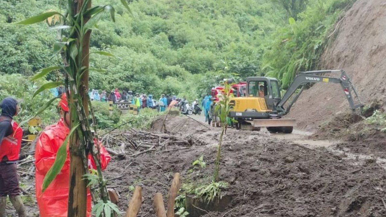 Hujan deras menyebabkan tanah longsor dan pohon tumbang di Desa Ngadas, Kabupaten Malang, Jawa Timur, memutus akses jalan menuju Gunung Bromo pada Senin, 10/2, tanpa menimbulkan korban jiwa.