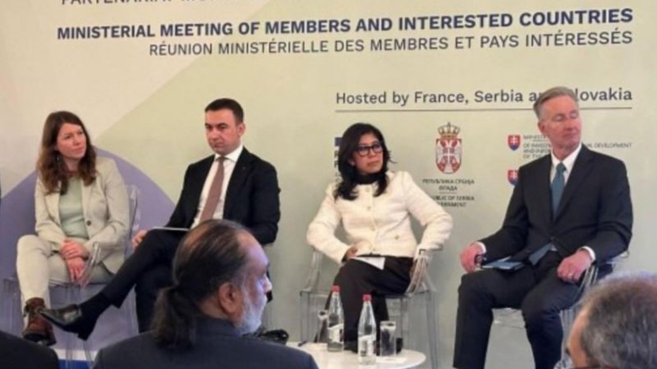 Menteri Kominfo, Meutya Hafid, menegaskan komitmen Indonesia dalam membangun tata kelola kecerdasan buatan (AI) yang inklusif dan adil, memastikan negara berkembang turut dipertimbangkan dalam kebijakan global.