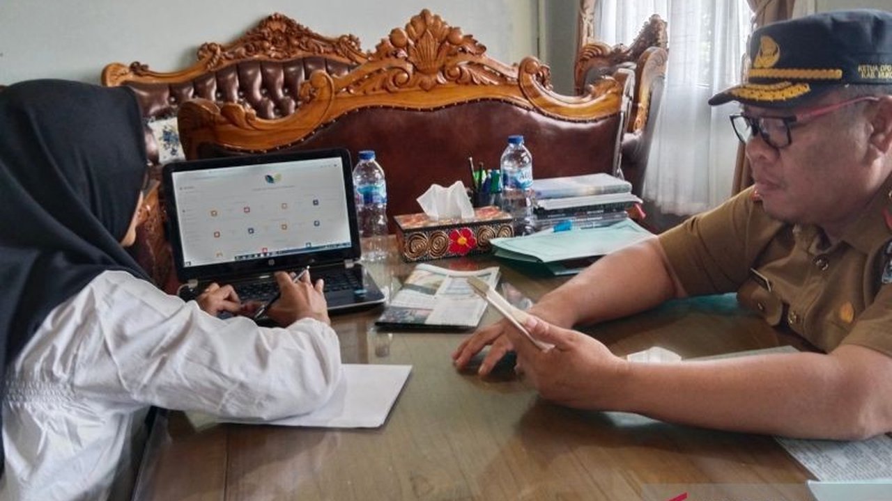 Sekda Mukomuko meminta warga merelakan tanaman yang mengganggu jaringan listrik dipotong untuk menjaga kestabilan aliran listrik, terutama menjelang Ramadhan.