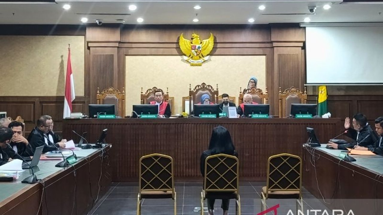 Penasihat hukum Ronald Tannur, Lisa Rachmat, didakwa menyuap hakim di PN Surabaya dan MA dengan total Rp6 miliar untuk membebaskan kliennya dari dakwaan pembunuhan.