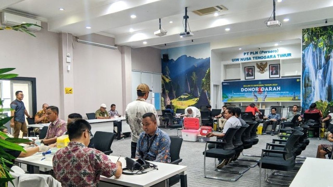 PT PLN Unit Induk Wilayah Nusa Tenggara Timur berhasil mengumpulkan 60 kantong darah dalam kegiatan donor darah yang bekerja sama dengan PMI Kota Kupang untuk memperingati bulan K3 Tahun 2025.