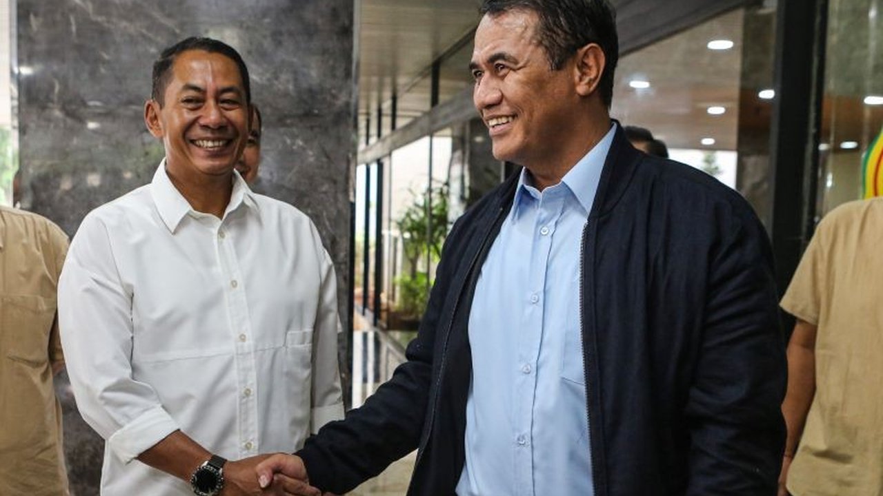 Mayjen TNI Novi Helmy ditunjuk sebagai Dirut Bulog berdasarkan Nota Kesepahaman (MoU) antara TNI dan Kementerian BUMN, karena pengalamannya dan jaringan luas untuk mendukung ketahanan pangan nasional.