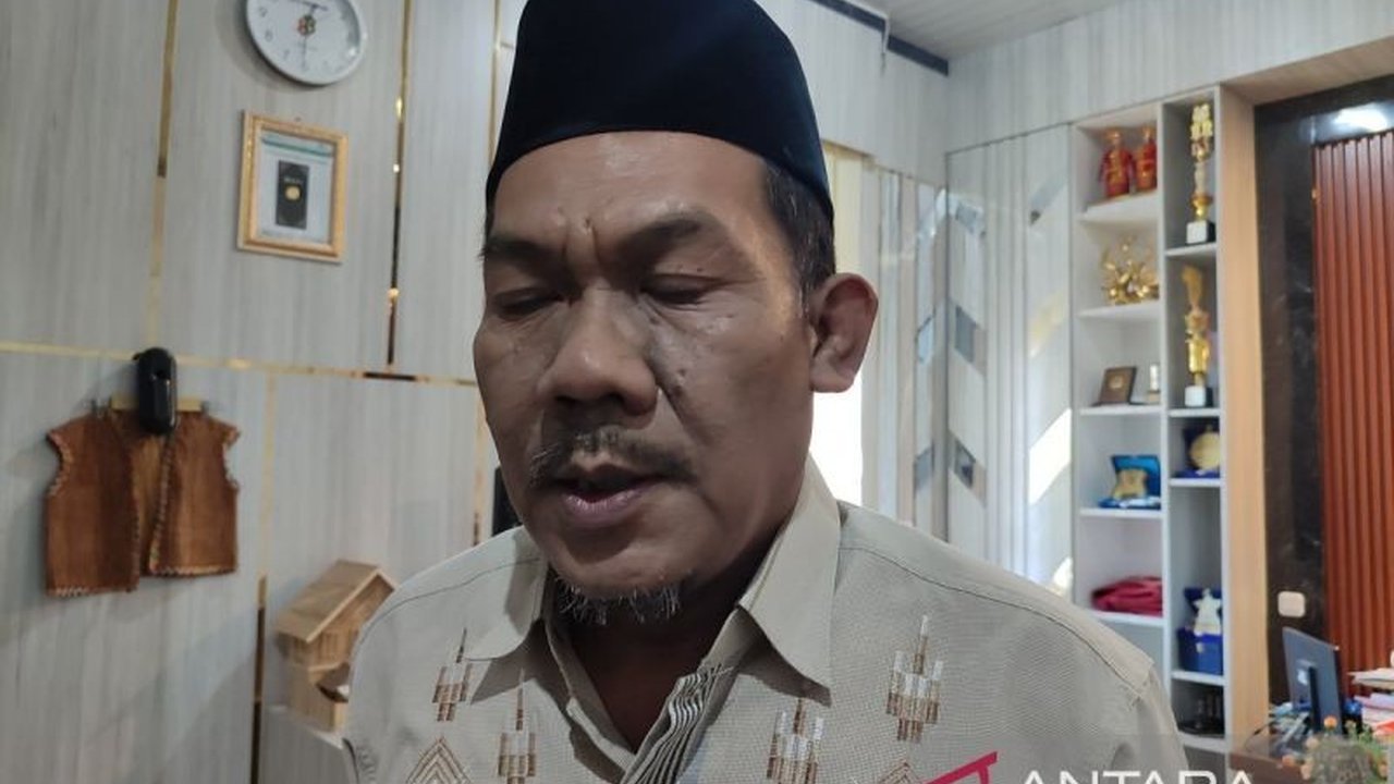 Pemerintah Kota Bengkulu menargetkan seluruh siswa SD, SMP, dan SMA sederajat menikmati Program Makan Bergizi Gratis (MBG) pada Februari 2025, guna meningkatkan gizi dan kesehatan pelajar serta menekan angka malnutrisi.