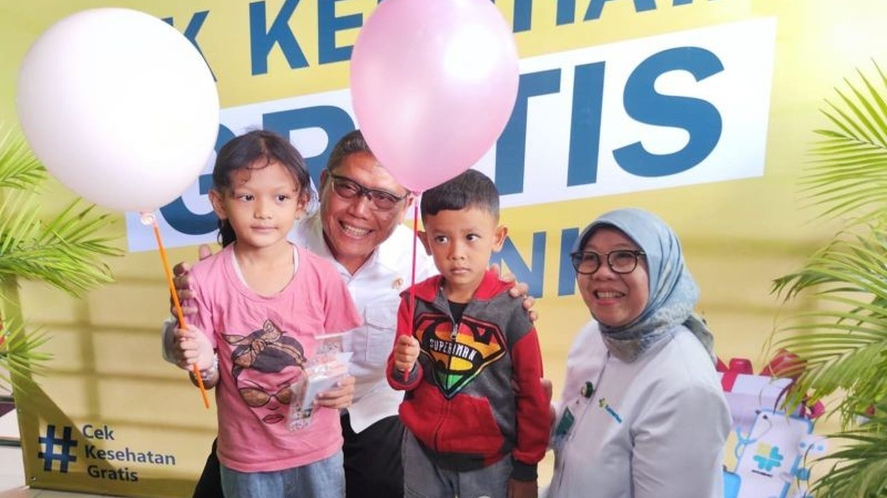 Kementerian Kesehatan meluncurkan program Cek Kesehatan Gratis (CKG) yang dapat diakses melalui WhatsApp dan kunjungan langsung ke puskesmas, memudahkan akses bagi seluruh lapisan masyarakat Indonesia.
