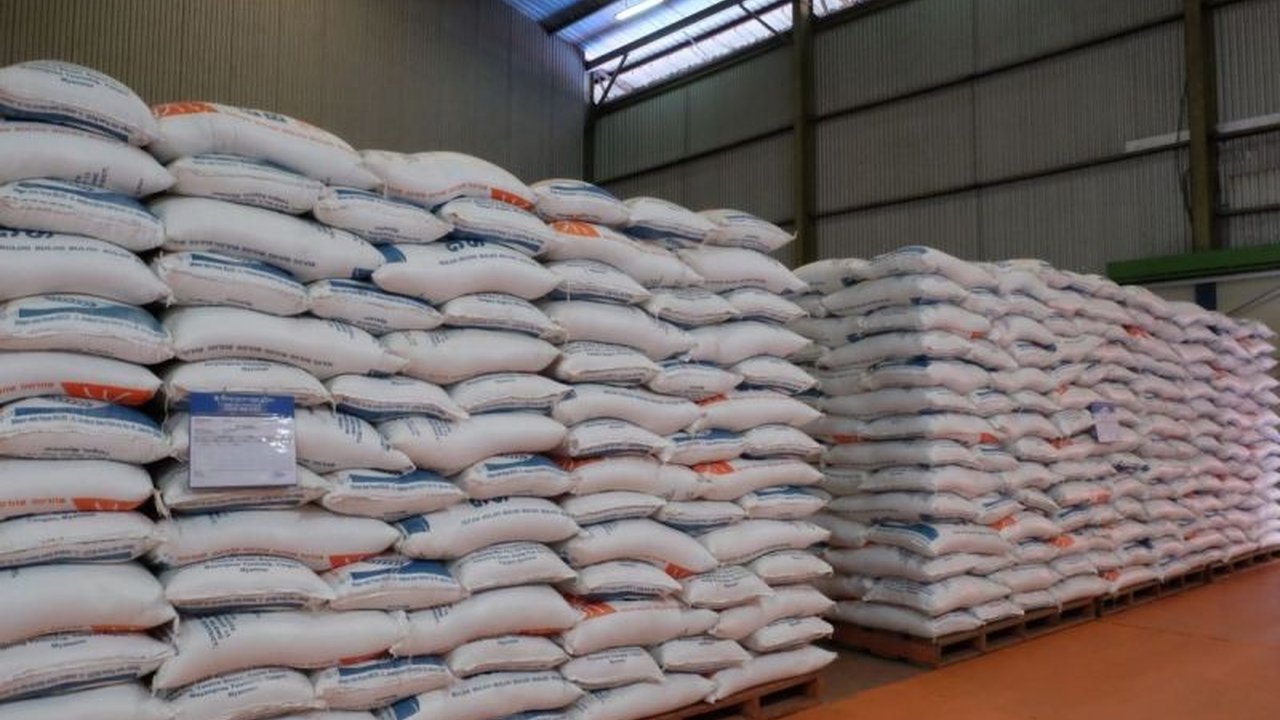 Perum Bulog telah berhasil menyerap 38.705 ton gabah dan beras hingga 8 Februari 2025, angka tertinggi dalam tiga tahun terakhir, dengan target 3 juta ton hingga April 2025.