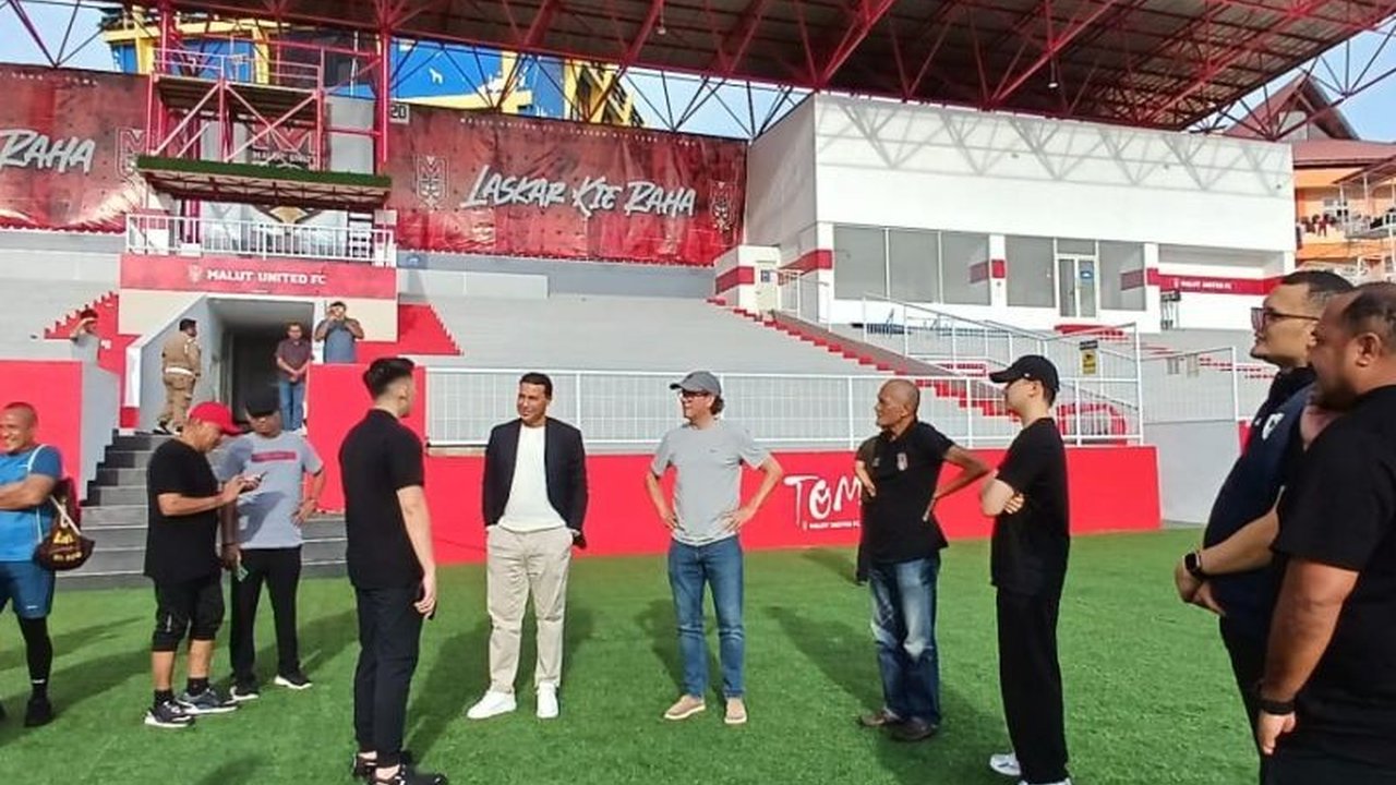 Dua asisten pelatih Timnas Indonesia, Denny Landzaat dan Alex Pastoor, memantau langsung pertandingan Liga 1 antara Malut United dan Borneo FC di Ternate untuk menilai potensi pemain masuk skuad Garuda.