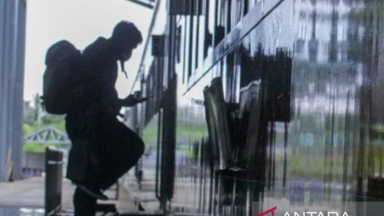 PT Kereta Api Indonesia (Persero) Daop 9 Jember menurunkan harga tiket KA Ijen Ekspres rute Ketapang-Malang hingga 32 persen untuk mendukung pemerataan ekonomi, dengan harga tiket ekonomi baru Rp175.000 dan eksekutif Rp265.000.