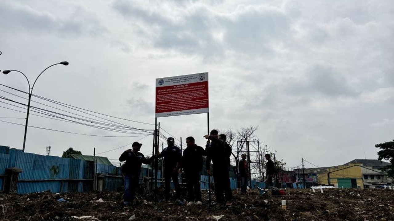 Pasar Caringin Bandung, yang sebelumnya disegel KLH karena pelanggaran pengelolaan sampah, kini siap mengelola sampah secara mandiri dengan kerjasama pihak swasta dan pembangunan TPST.