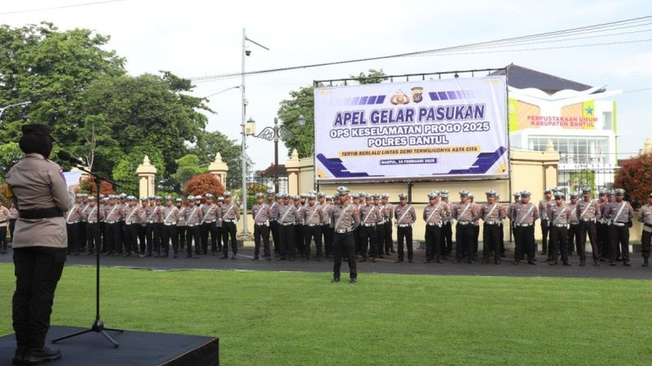 Polres Bantul mengerahkan 240 personel dalam Operasi Keselamatan Progo 2025 selama 14 hari, fokus pada peningkatan kepatuhan berlalu lintas dan menekan angka kecelakaan.