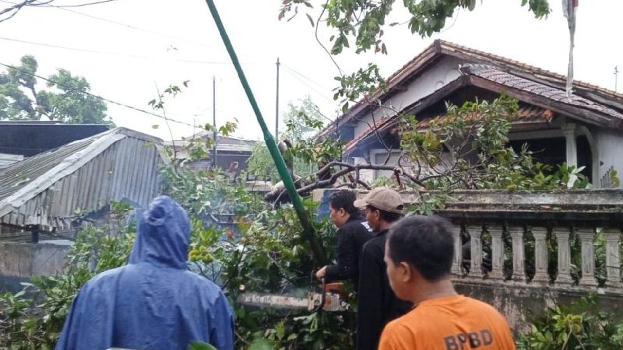 BMKG memprediksi potensi cuaca ekstrem di Mataram, NTB, berupa hujan lebat, kilat, angin kencang, dan gelombang tinggi hingga 4 meter, akan berlangsung hingga 13 Februari 2025, sehingga warga diimbau untuk selalu waspada.