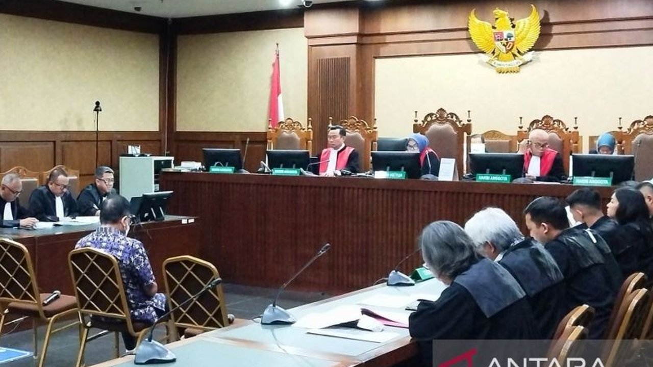 Mantan pejabat Mahkamah Agung (MA), Zarof Ricar, didakwa menerima gratifikasi berupa uang dan emas senilai total Rp915 miliar dan 51 kg selama menjabat di MA periode 2012-2022, terkait berbagai perkara yang ditanganinya.