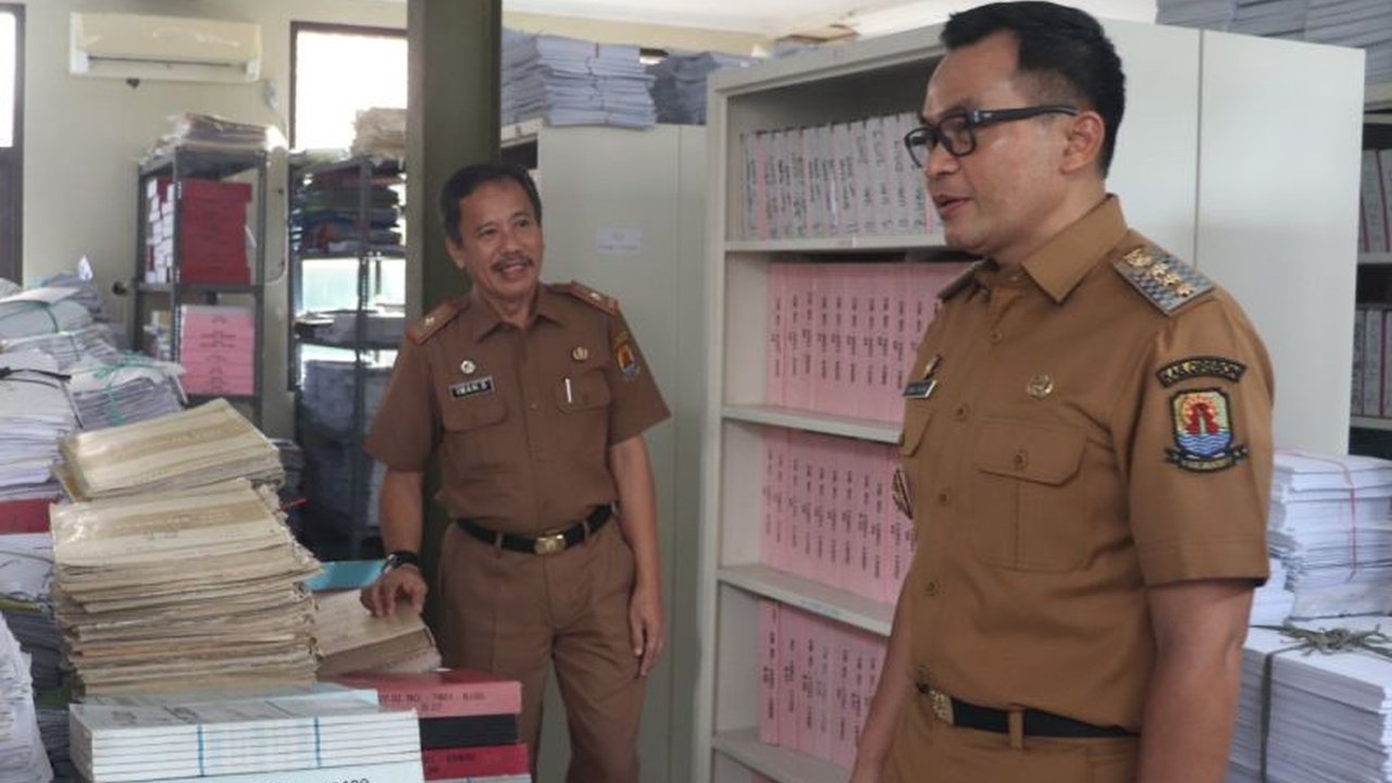 Penjabat Bupati Cirebon meminta Dinas Kependudukan dan Pencatatan Sipil (Disdukcapil) untuk memperkuat digitalisasi layanan, termasuk peningkatan kapasitas server dan percepatan penerapan Identitas Kependudukan Digital (IKD).