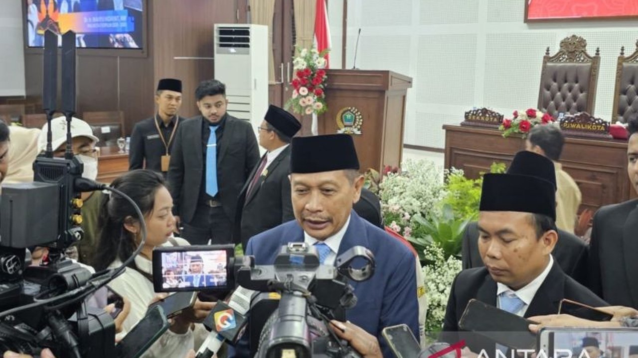 Wali Kota Malang terpilih, Wahyu Hidayat, menunda program bantuan Rp50 juta per RT hingga 2026 karena kendala anggaran dan regulasi, meskipun empat program lainnya akan segera dijalankan.