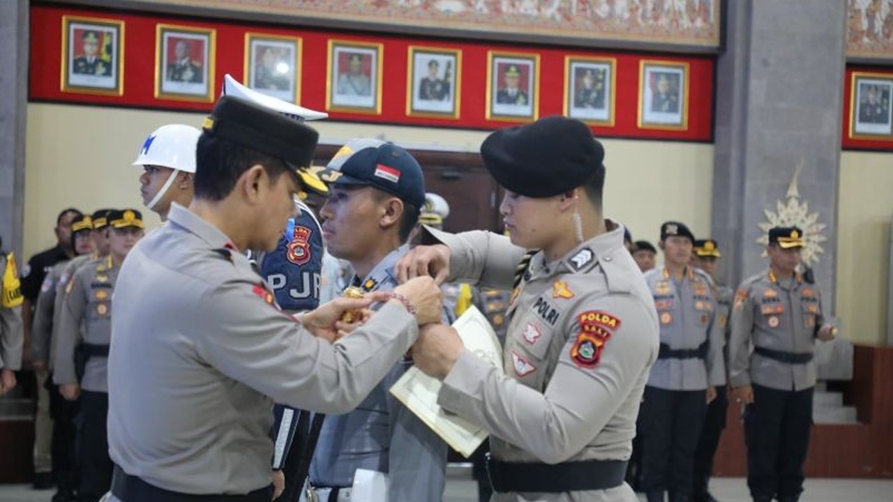 Kapolda Bali, Irjen Pol. Daniel Adityajaya, tegas melarang pungutan liar dalam Operasi Keselamatan Agung 2025 yang melibatkan 1.461 personel dan berlangsung selama 14 hari, dengan fokus pada edukasi dan penegakan hukum lalu lintas.