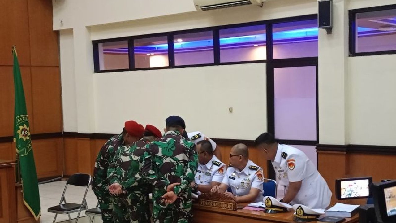 Tiga personel TNI AL yang didakwa terlibat penembakan bos rental mobil di Tol Tangerang-Merak pada 2 Januari 2024, memilih untuk tidak mengajukan eksepsi dalam sidang perdana di Pengadilan Militer II-08 Jakarta.
