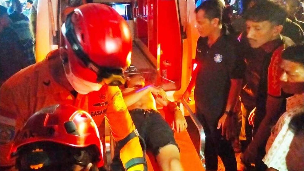 Tim Basarnas Banda Aceh berhasil mengevakuasi Jamaludin (50), seorang sopir angkutan umum L300 yang terjepit setelah mobilnya menabrak tiang di Aceh Besar akibat rem blong pada Minggu malam, 9 Februari 2024.