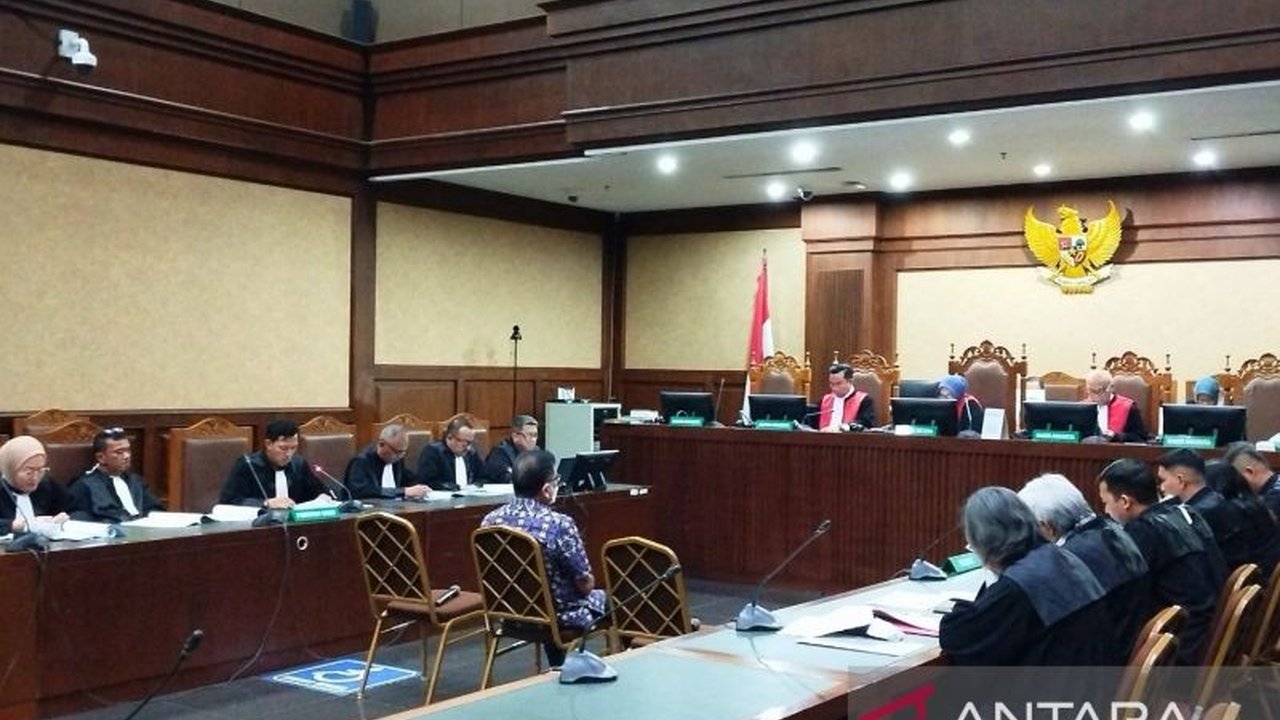 Zarof Ricar, mantan Kepala Badan Diklat Hukum MA, didakwa melakukan pemufakatan jahat untuk menyuap hakim agar memenangkan kasus Ronald Tannur, melibatkan uang Rp5 miliar dan gratifikasi lainnya.