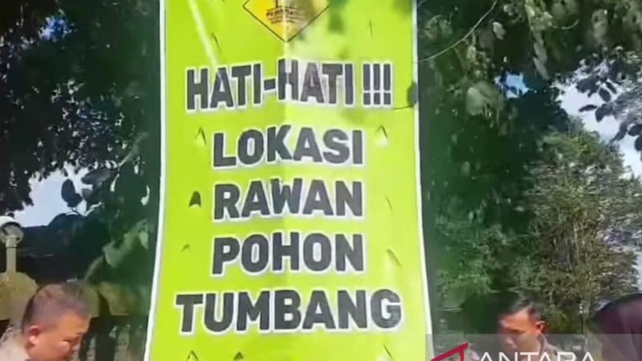Polisi Cianjur menambah papan peringatan bencana alam dan kecelakaan di jalur utama rawan bencana, khususnya di Puncak Pass, Cugenang, dan Gekbrong, sebagai langkah antisipasi cuaca ekstrem.