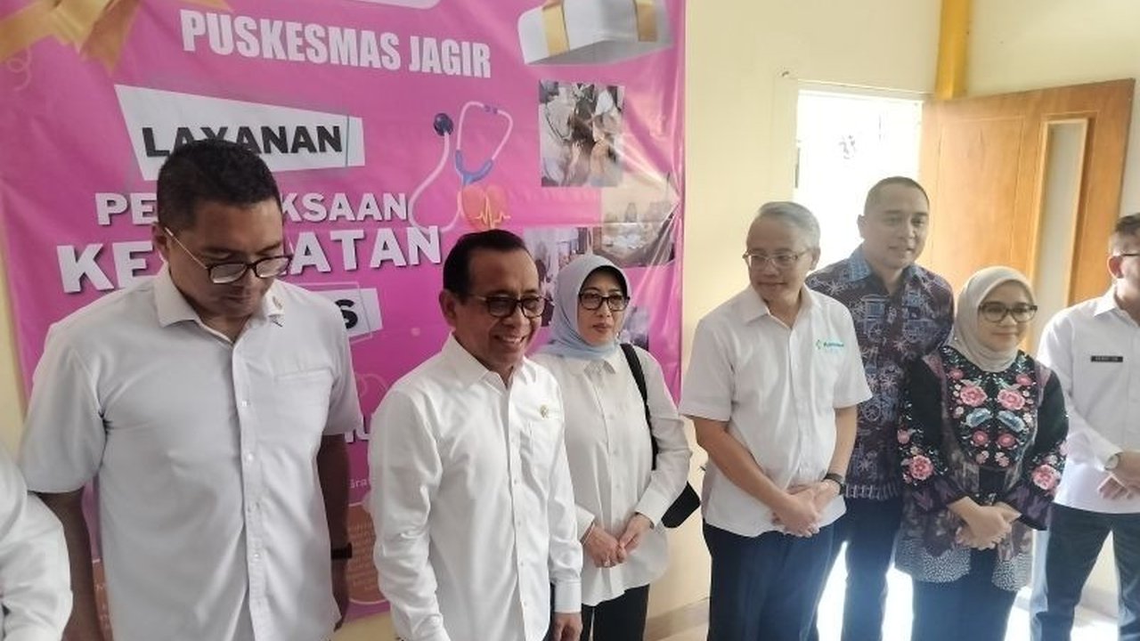 Program Cek Kesehatan Gratis di Surabaya, diresmikan bersama Menko PMK, selaras dengan program UHC Pemkot Surabaya dan Satu RW Satu Nakes, bertujuan meningkatkan kesehatan warga dan memperkuat SDM.