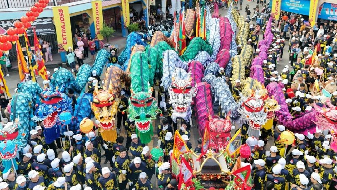 Sembilan replika naga di Singkawang, Kalimantan Barat, menjalani ritual buka mata, menandai dimulainya rangkaian perayaan Cap Go Meh dengan pawai lampion yang meriah.