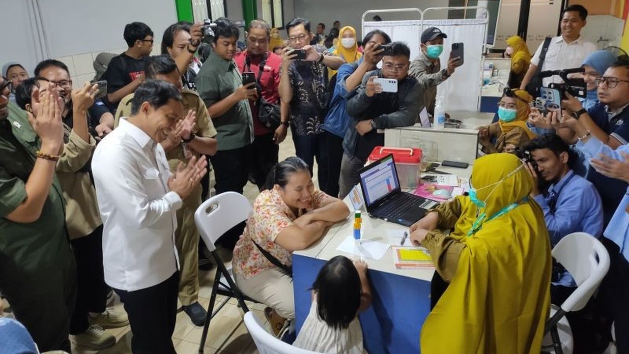 Menteri Kehutanan, Raja Juli Antoni, meninjau program Cek Kesehatan Gratis (CKG) di Puskesmas Cengkareng, Jakarta Barat, yang memberikan pemeriksaan kesehatan gratis kepada warga berdasarkan tanggal lahir, termasuk mereka yang lahir di Januari.