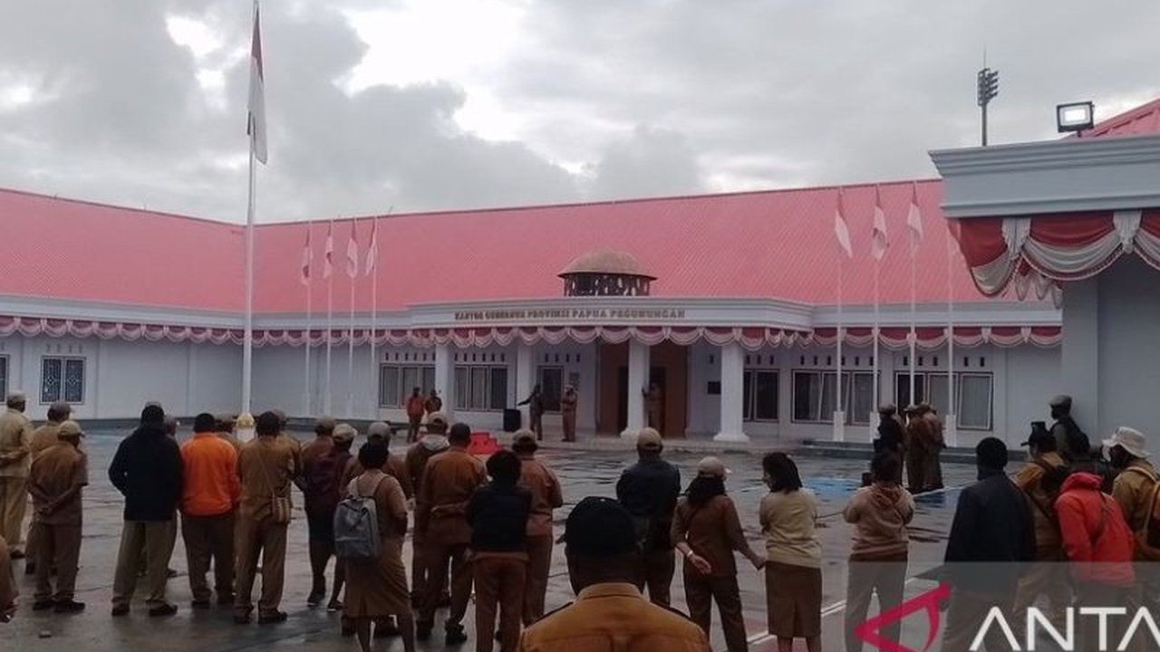 Pemerintah Provinsi Papua Pegunungan meminta ASN tetap memberikan pelayanan publik meskipun terjadi aksi protes berupa pemalangan kantor gubernur,  sementara pejabat daerah tengah mengurus berbagai persoalan di Jakarta.