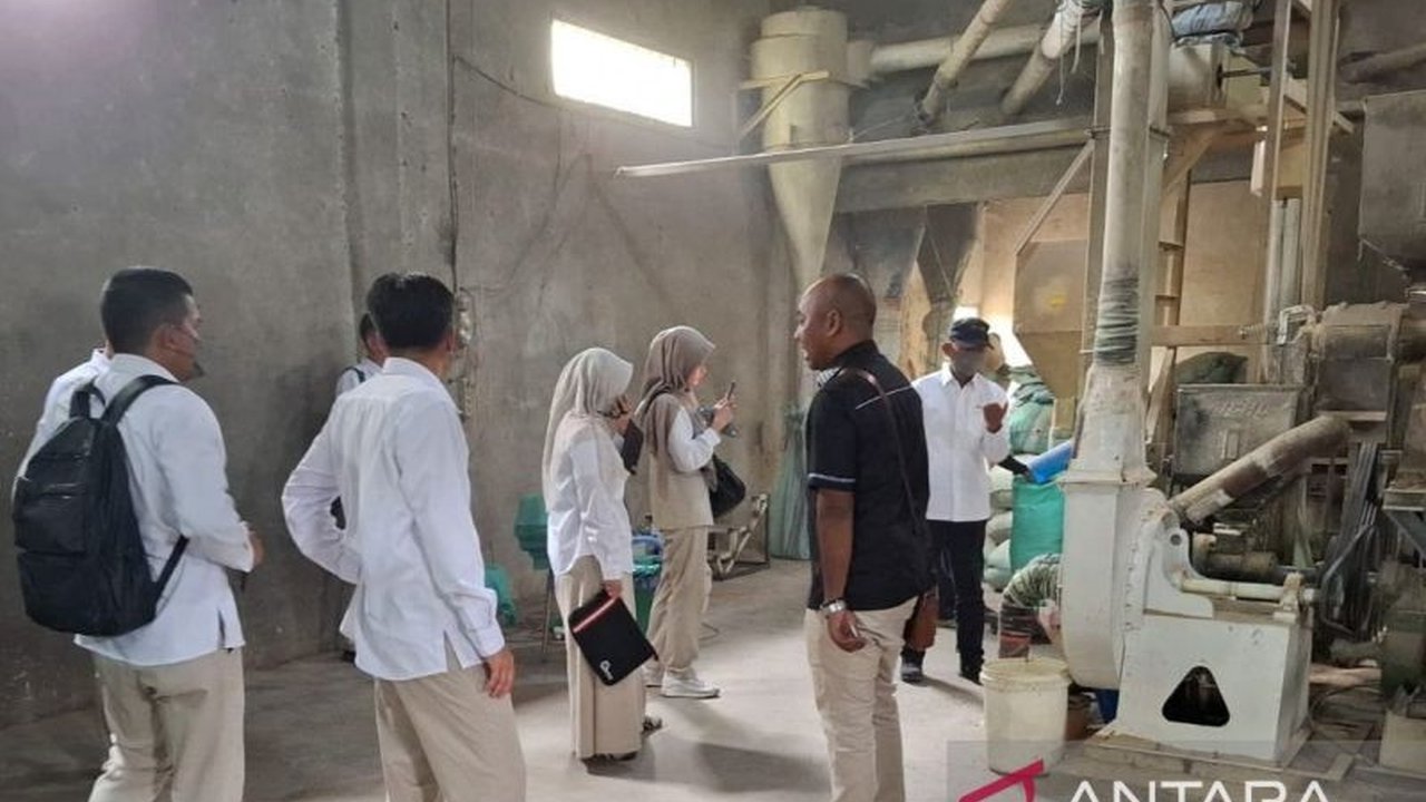 Perum Bulog Kabupaten Ogan Komering Ulu (OKU) menyiagakan posko pemantau serapan gabah petani di OKU Timur, Sumatera Selatan, untuk mengoptimalkan serapan gabah dan menjaga stabilitas harga, menargetkan serapan 40 ribu ton gabah pada tahun ini.