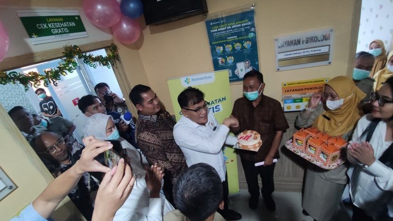 Peserta Cek Kesehatan Gratis (CKG) di Puskesmas Cilincing mendapat kejutan berupa kue ulang tahun dan ucapan selamat dari Kepala BP Taskin, Budiman Sudjatmiko, yang juga menekankan komitmen pemerintah dalam menyejahterakan rakyat.