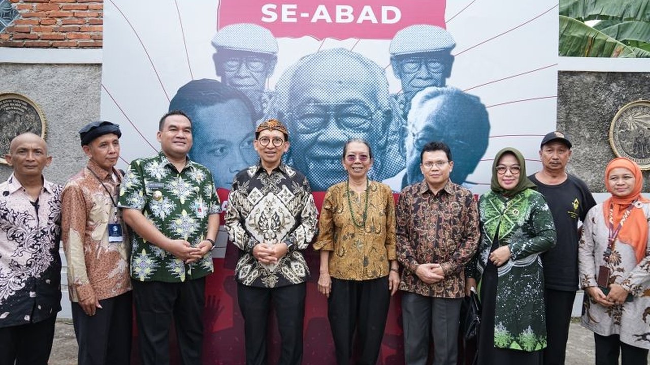 Menteri Kebudayaan Fadli Zon membuka Festival Blora Seabad Pramoedya Ananta Toer di Blora, Jawa Tengah, memperingati 100 tahun kelahiran sastrawan legendaris Indonesia tersebut, sekaligus menekankan pentingnya menulis bagi keabadian.