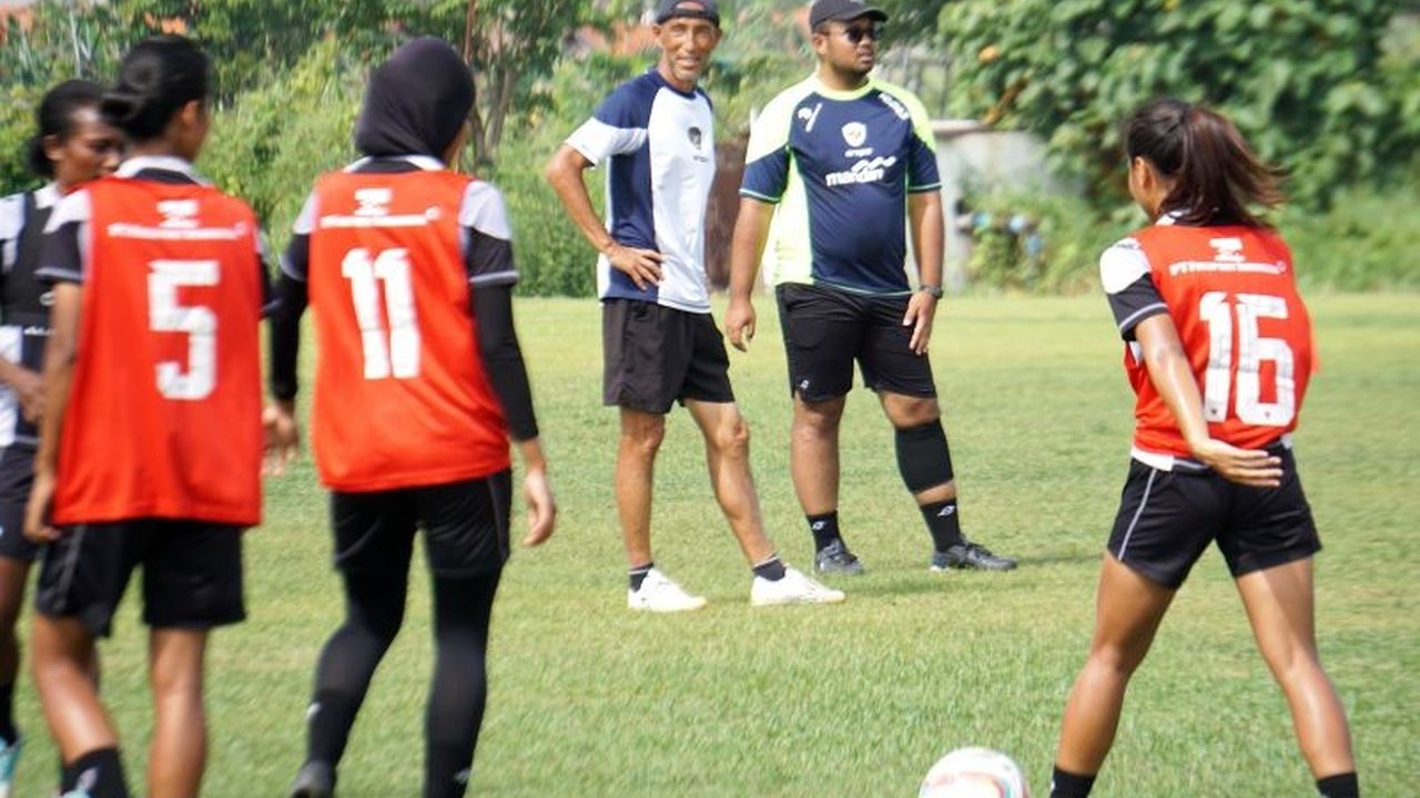 Pelatih Timnas Putri Indonesia, Satoru Mochizuki, memastikan tim telah menjalani persiapan matang dengan latihan dua kali sehari untuk meningkatkan performa jelang FIFA Matchday di Arab Saudi dan turnamen selanjutnya.