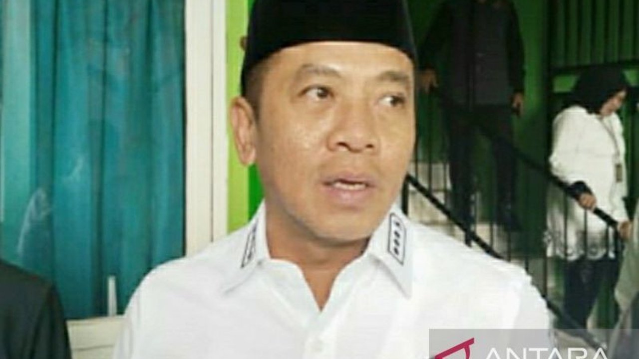 Bupati Karawang, Aep Syaepuloh, menegaskan komitmennya untuk memperbaiki jalan rusak di Karawang, Jawa Barat, meskipun perbaikan jalan tersebut terkendala oleh perbedaan kewenangan antara pemerintah kabupaten, provinsi, dan pusat.