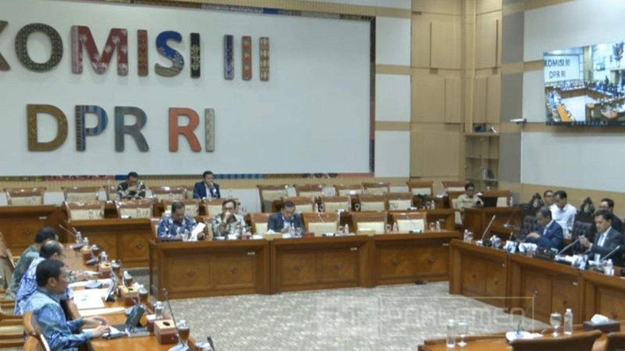 Komisi III DPR RI dan Komisi Yudisial (KY) menggelar rapat membahas revisi KUHAP untuk menyesuaikan dengan KUHP baru, yang menekankan keadilan restoratif dan pengawasan proses hukum.