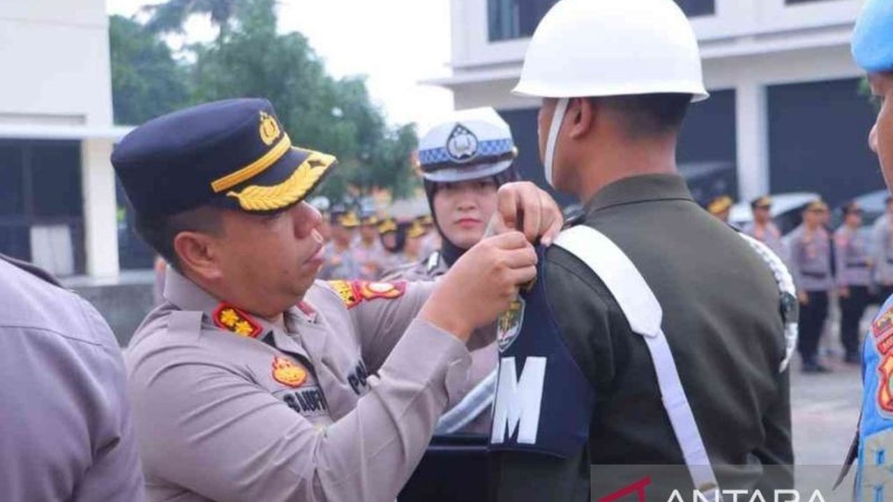 Polres Metro Bekasi menggelar Operasi Keselamatan Jaya 2025 selama 14 hari, melibatkan 315 personel gabungan untuk menekan angka pelanggaran dan kecelakaan lalu lintas, serta meningkatkan kesadaran masyarakat dalam berkendara.