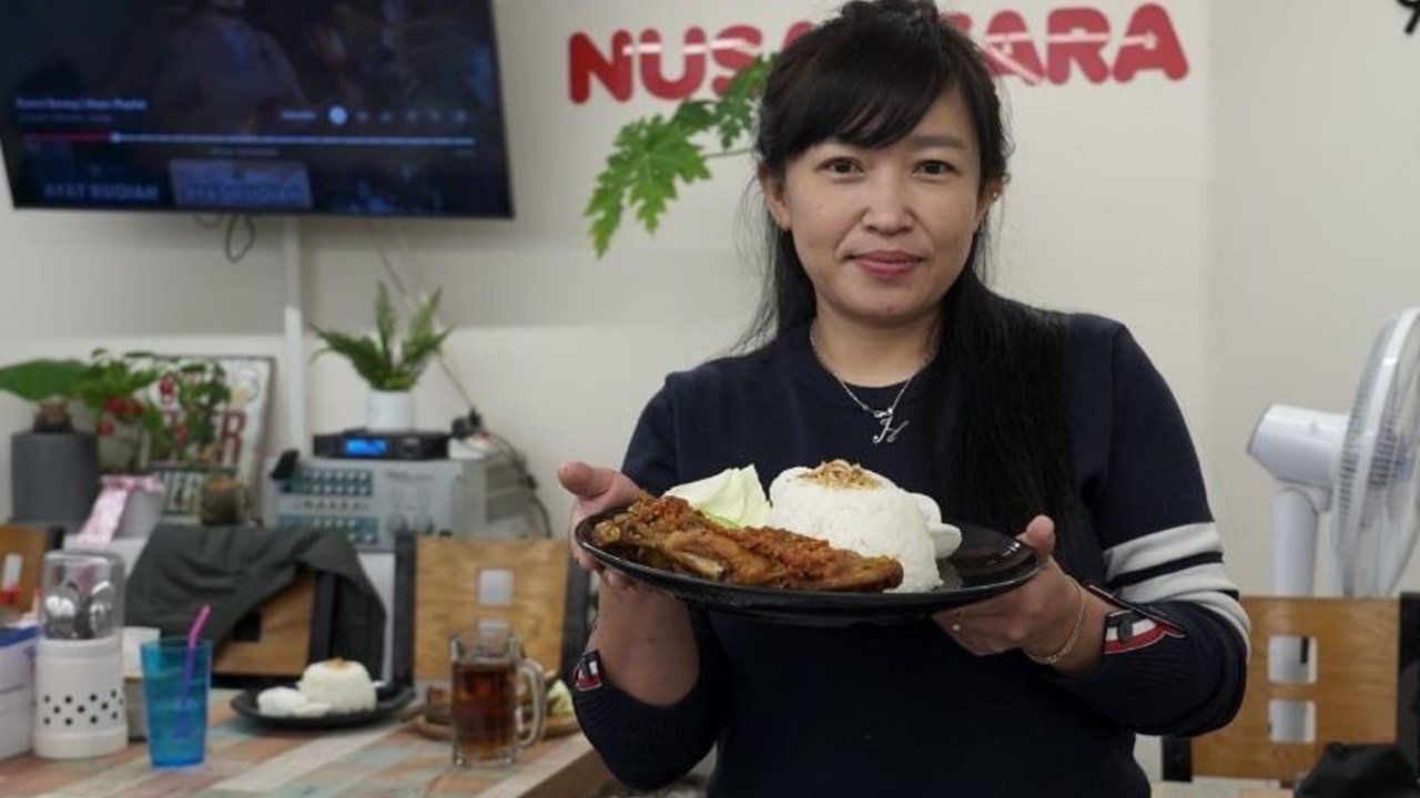 Nasabah BNI, Indria Dhanualve, sukses mengembangkan Warung Nusantara di Ansan, Korsel, yang menyajikan kuliner Indonesia dan menjadi solusi bagi warga Indonesia dan ekspatriat yang mencari makanan halal, sekaligus membantu PMI mengakses layanan keuangan.