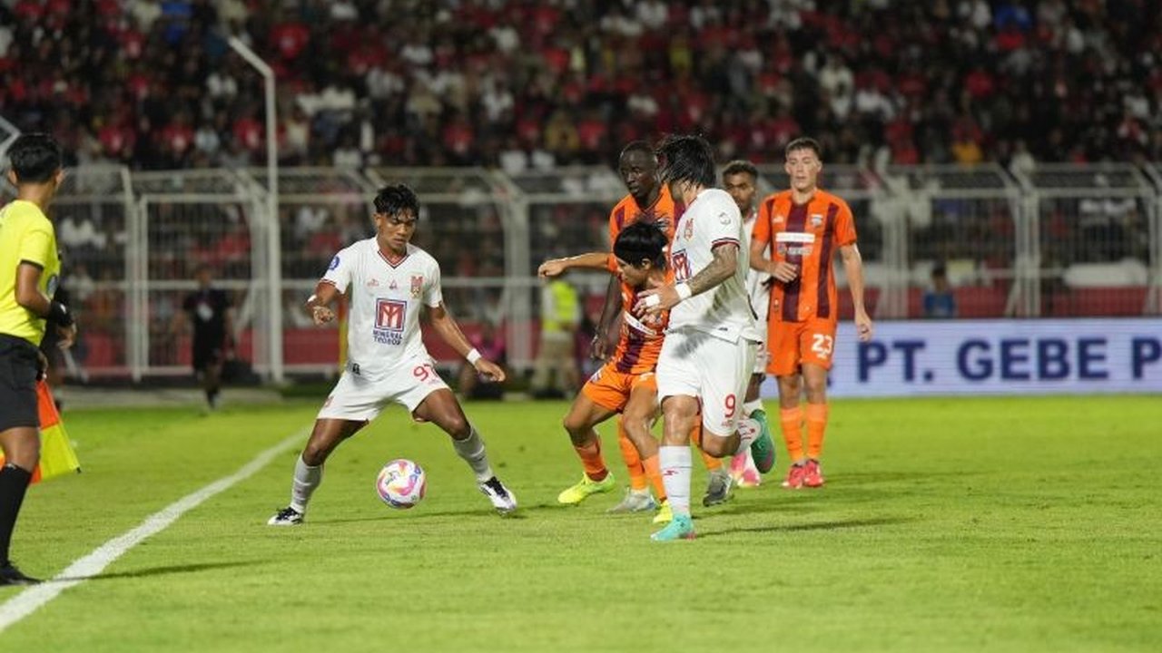 Malut United berhasil mengalahkan Borneo FC dengan skor 3-0 dan menembus 10 besar klasemen Liga 1 Indonesia, berkat penampilan gemilang dan strategi tepat memanfaatkan kelelahan lawan.