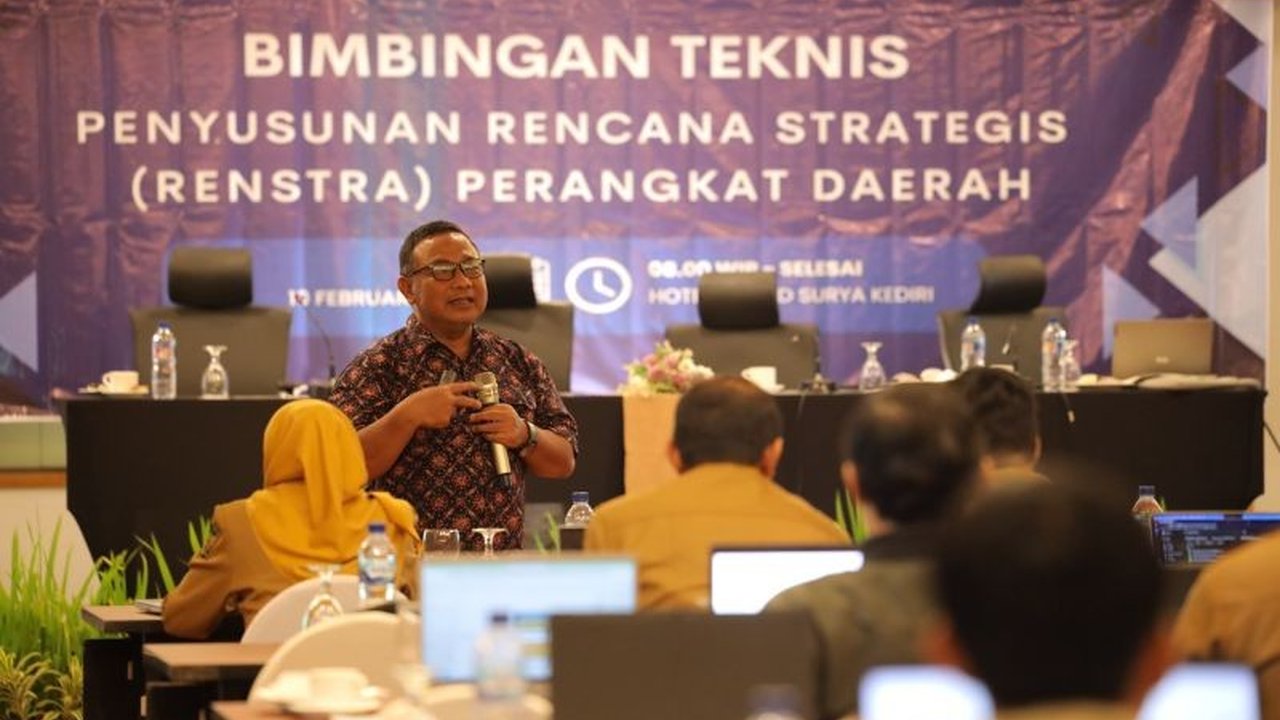Pemerintah Kota Kediri memberikan pelatihan kepada ASN tentang penyusunan dokumen perencanaan yang akuntabel dan sesuai regulasi untuk mencegah tumpang tindih program dan memastikan efisiensi anggaran dalam RPJM dan Renstra 2025-2029.
