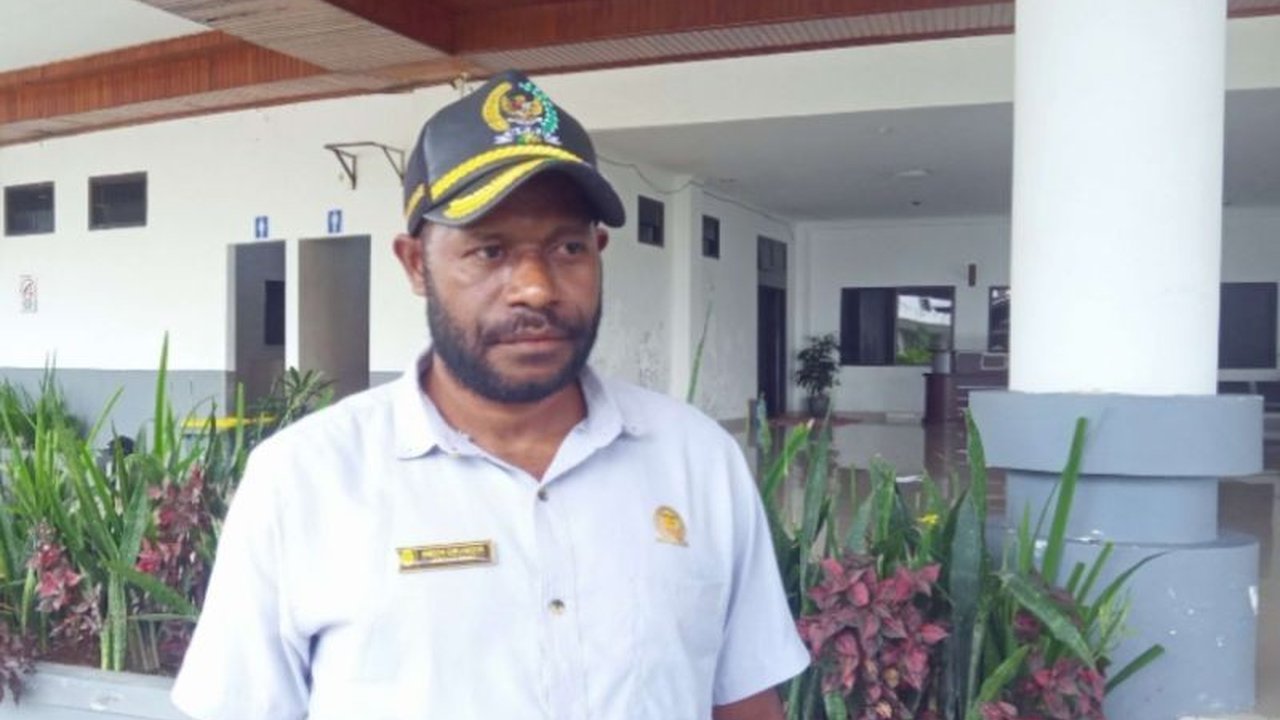 Anggota DPRK Mimika, Simson Gwijangge, mendesak pemerintah dan Pertamina untuk mempercepat pembangunan SPBU apung di wilayah pesisir Kabupaten Mimika guna memudahkan akses BBM bagi masyarakat.