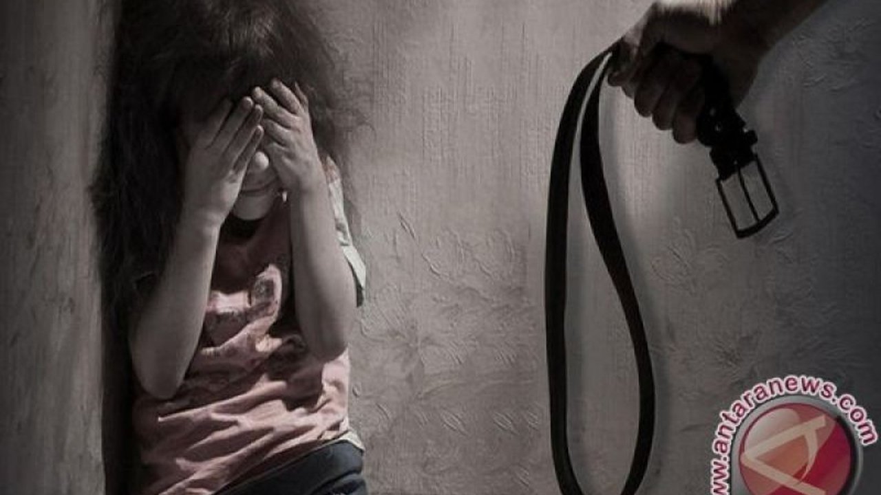 Polisi di Makassar menetapkan pasangan suami istri sebagai tersangka kasus penyiksaan terhadap dua anak mereka dengan siraman air panas, sementara dua kakak kandung korban juga tengah diproses hukum.