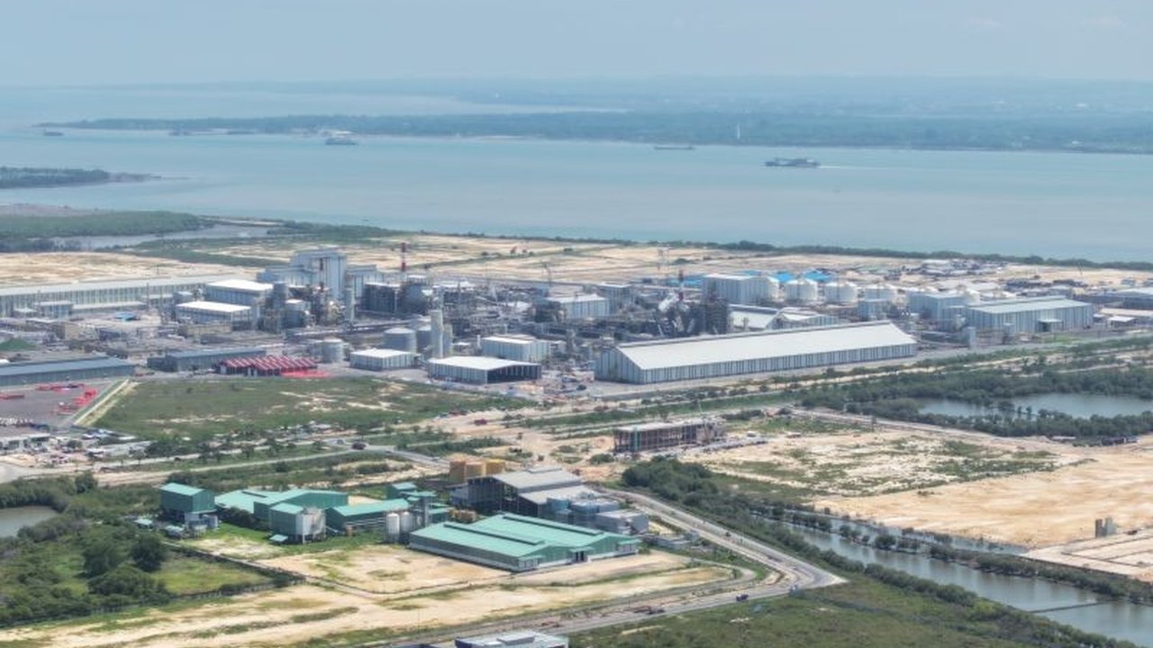 Industri manufaktur Indonesia, penyumbang utama perekonomian, menghadapi tantangan keamanan dan utilitas; pemerintah berupaya meningkatkan daya saing lewat penguatan keamanan kawasan industri dan subsidi gas HGBT.