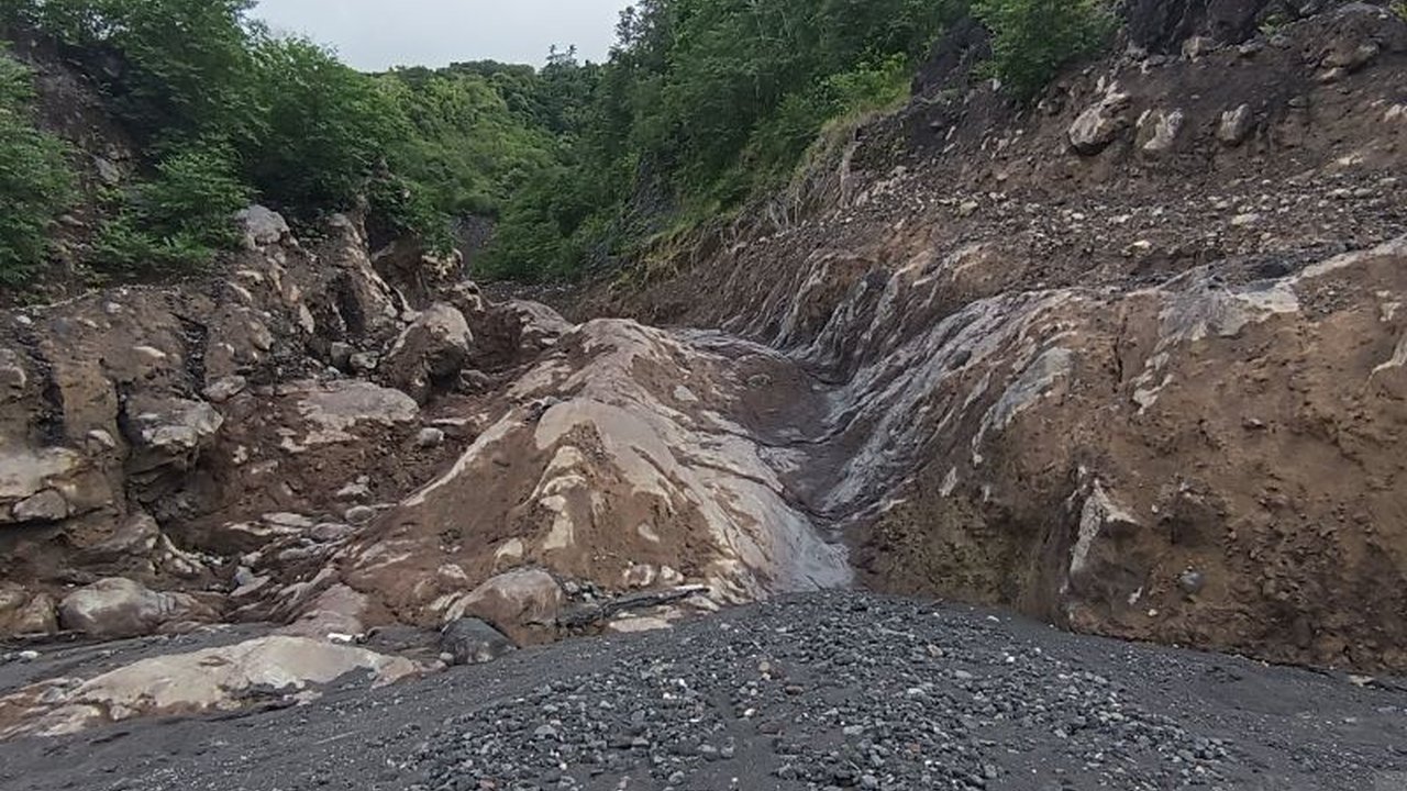 Badan Geologi mengimbau warga sekitar Gunung Karangetang di Sulawesi Utara untuk waspada potensi guguran lava dan lahar hujan, menyusul penurunan status gunung dari siaga menjadi waspada.