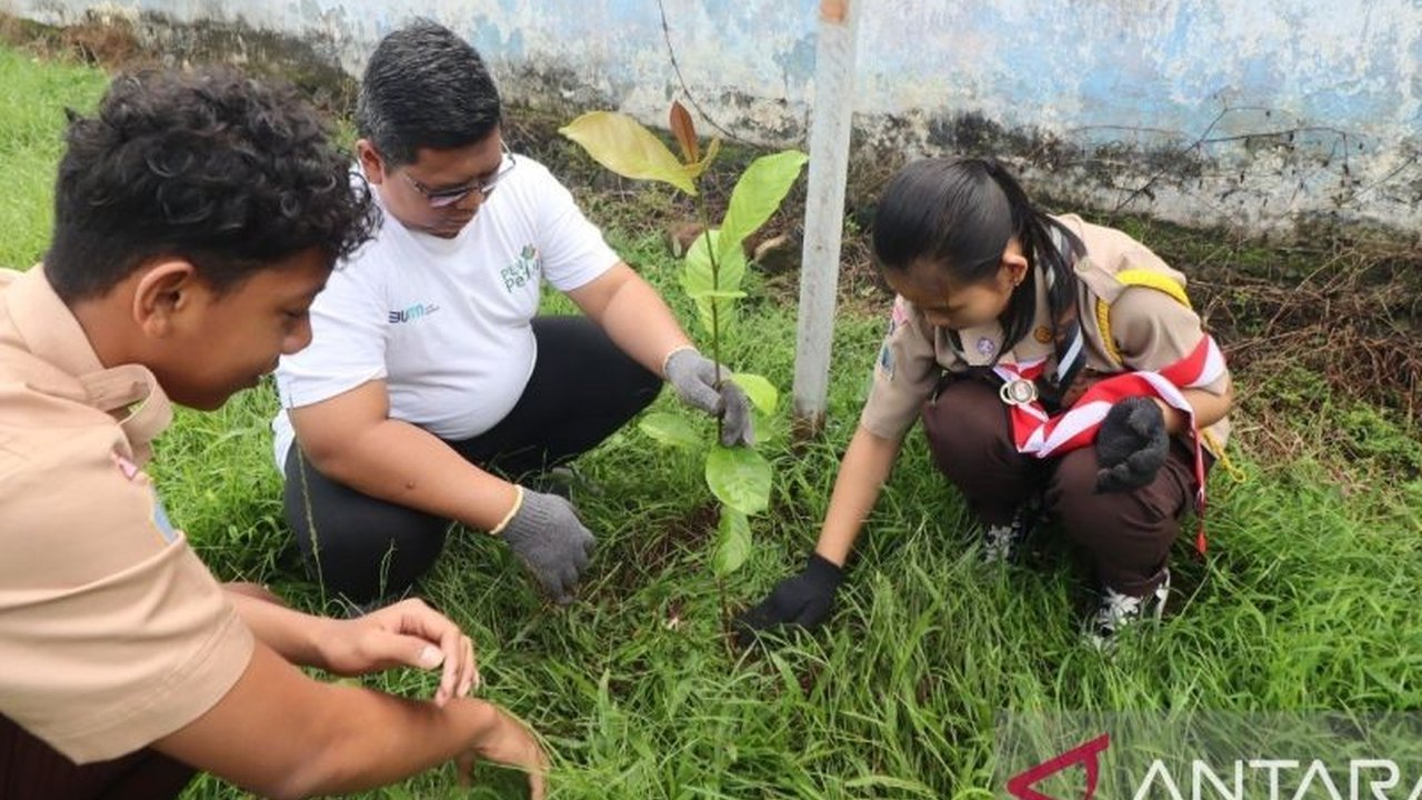PLN UP3 Kotamobagu menanam 100 pohon dalam rangka Bulan K3 Nasional, sebagai komitmen perusahaan terhadap pelestarian lingkungan dan pengurangan emisi karbon di Sulawesi Utara.
