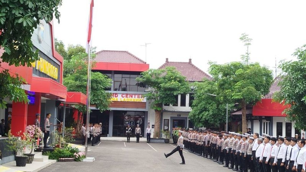 Polres Ponorogo menggelar Operasi Keselamatan Semeru 2025 pada 10-23 Februari dengan 150 personel gabungan untuk menekan angka kecelakaan lalu lintas dengan menindak 10 pelanggaran utama.